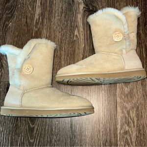 Like New Bailey Button Ugg Boots Women’s Size 8